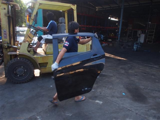 ** LOT 31/10/2556 ** LOT นี้ ทางเราตัดรถเก๋งมาทั้งตู้ ค่า ^^ สนใจสินค้าติดต่อได้ที่ 081-839-1795 ค่า ^^