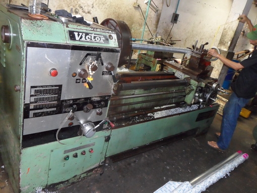 ขายครับขายเครื่องกลึง 8 ฟุต 4 เพลา เบรค รูผ่าน 3" กลึงเกลียว นิ้ว-มิล ไม่เปลี่ยนเฟือง