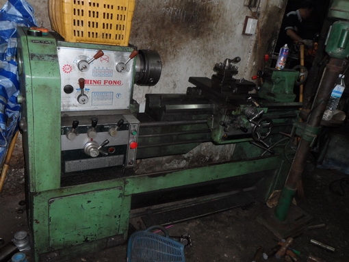 ขายครับขายเครื่องกลึง 6 ฟุต 3 เพลา มีเบรค ching fong พร้อมใช้