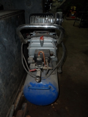 ขายครับขายเครื่องป๊ำลม 3HP ถัง 50 ลิตร อัตราการผลิตลม 250 ลิตร/นาที เจ้าของซื้อมาใหม่ใช้ไม่ถึงเดือน เก็บไว้เกิน 2 ปี ขาย 3500 บาท พร้อมใช้ 0814583376,029945332 ช่างเอก