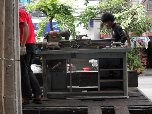 ขายครับขายเครื่องกลึง ยุคโบราณ แต่อุปกรณ์ทุกอย่างยังอยู่เกือบครบ ผลิตในประเทศอเมริกา ใช้งานได้ เก็บอนุรักษ์ดี รูผ่านคอ 1.5" ขายครับขายเครื่องกลึง ยุคโบราณ แต่อุปกรณ์ทุกอย่างยังอยู่เกือบครบ ผลิตในประเทศอเมริกา ใช้งานได้ เก็บอนุรักษ์ดี รูผ่านคอ 1.5"