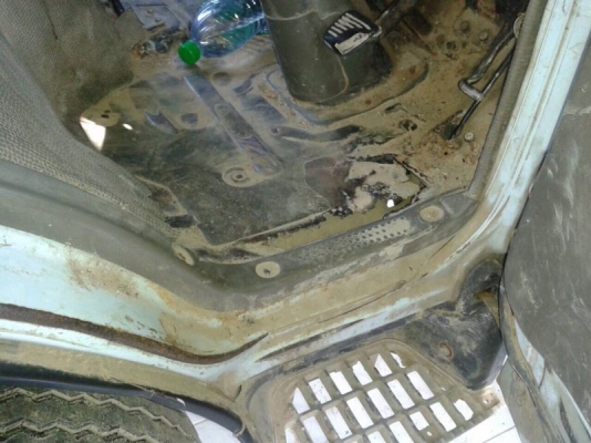 รถอีซูซุ 4 ล้อ NKR  88 แรงม้า ปี 42  สนใจติดต่อ 081 - 6079515