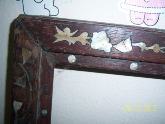 กรอบรูปไม้สักฝังมุก อายุไม่น้อยกว่า 50 ปี กว้าง 36 x 46 ซม