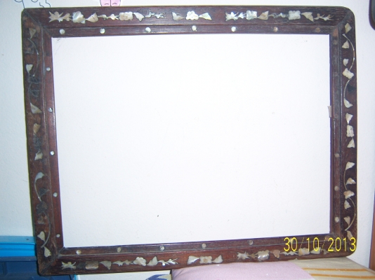 กรอบรูปไม้สักฝังมุก อายุไม่น้อยกว่า 50 ปี กว้าง 36 x 46 ซม