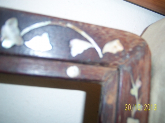 กรอบรูปไม้สักฝังมุก อายุไม่น้อยกว่า 50 ปี กว้าง 36 x 46 ซม