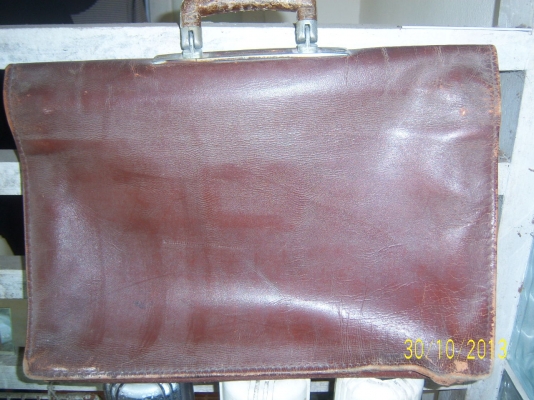 กระเป๋านักเรียนหนังแท้ เอาไว้สะสมครับ หายาก