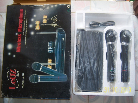 ชุดไมโครโฟน LeOZ มี 2 ชุด แถม ไมโครโฟนไวเลส 1ชุด ดังรูป ราคานี้ให้หมดเลย