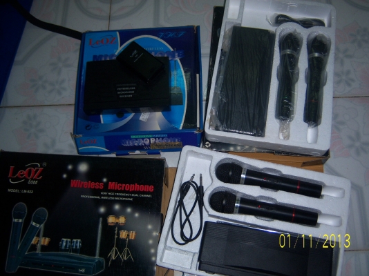 ชุดไมโครโฟน LeOZ มี 2 ชุด แถม ไมโครโฟนไวเลส 1ชุด ดังรูป ราคานี้ให้หมดเลย