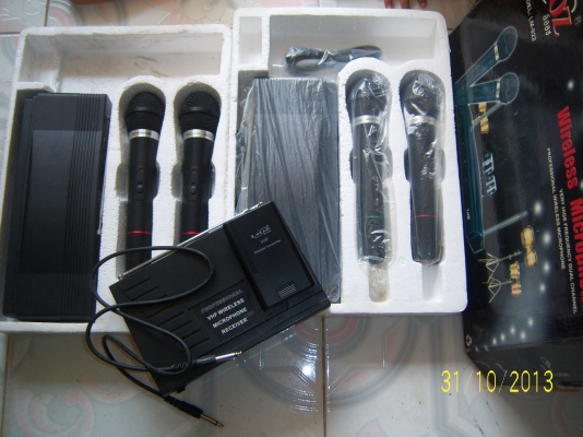 ชุดไมโครโฟน LeOZ มี 2 ชุด แถม ไมโครโฟนไวเลส 1ชุด ดังรูป ราคานี้ให้หมดเลย