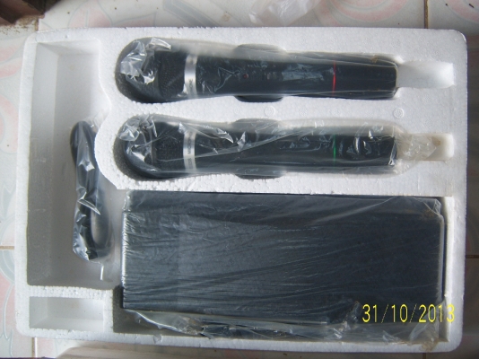 ชุดไมโครโฟน LeOZ มี 2 ชุด แถม ไมโครโฟนไวเลส 1ชุด ดังรูป ราคานี้ให้หมดเลย