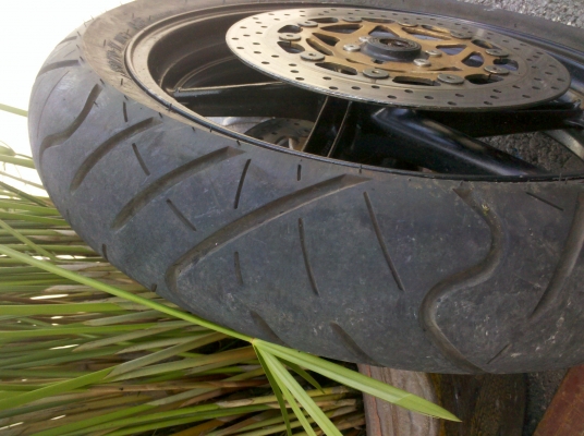 ขายล้อแม็กพร้อมยางแผ่นดิส  HONDA CBR  2000บาท 0859395547 ปอนครับ