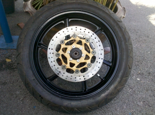 ขายล้อแม็กพร้อมยางแผ่นดิส  HONDA CBR  2000บาท 0859395547 ปอนครับ