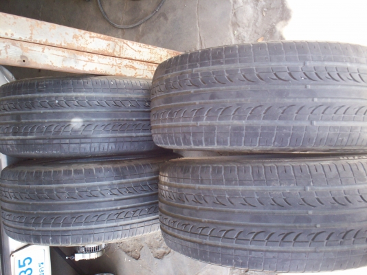 ยาง215/45/17  ยี่ห้อKUMHO ปี2011เดือน4 สภาพใช้ได้ ขายขำๆ4เส้น1000บาท