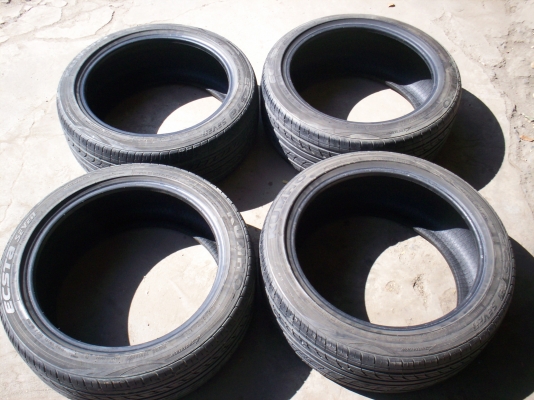 ยาง215/45/17  ยี่ห้อKUMHO ปี2011เดือน4 สภาพใช้ได้ ขายขำๆ4เส้น1000บาท