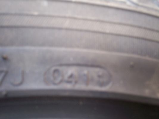 ยาง215/45/17  ยี่ห้อKUMHO ปี2011เดือน4 สภาพใช้ได้ ขายขำๆ4เส้น1000บาท