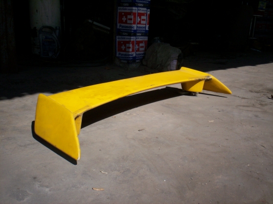 สปอยเลอร์ ใส่ฝากระโปรงท้าย ใส่สีเหลืองมีไฟเบรค ขายขำๆ500บาท