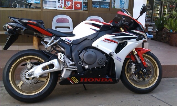 ขายCBR1000RR ปี2007 สีตัวLIMTED HRC เดิมๆมาจากญี่ปุ่น ขายCBR1000RR ปี2007 สีตัวLIMTED HRC เดิมๆมาจากญี่ปุ่น
