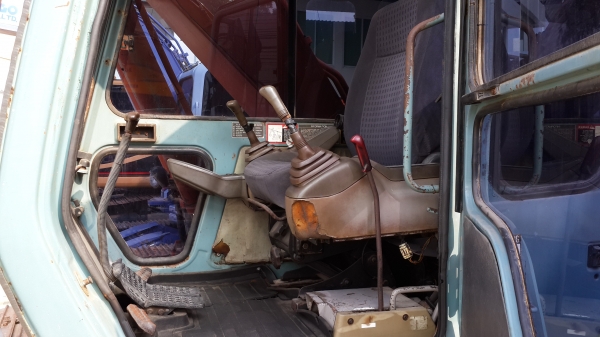 ขายด่วน แบคโฮ HITACHI EX200-3  ราคา 990,000 โทร 081-8507085 (เอ)