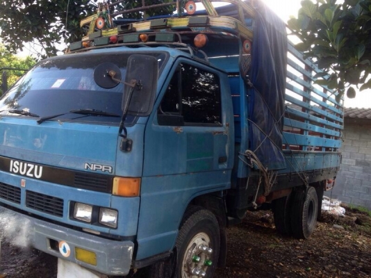 รถอีซูซุ 6 ล้อ รั้ว NPR  เปลื่ยนเครื่อง 110 แรงม้า.  สนใจติดต่อ 081 - 6079515
