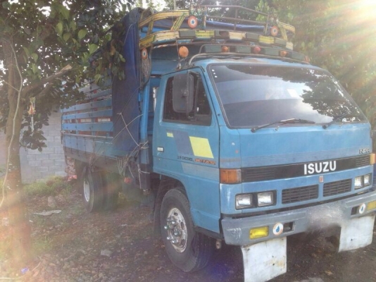 รถอีซูซุ 6 ล้อ รั้ว NPR  เปลื่ยนเครื่อง 110 แรงม้า.  สนใจติดต่อ 081 - 6079515