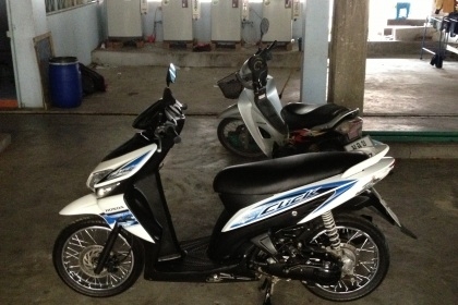 ขาย honda คลิก คอมบายเบรคแท้ ปี50 สีขาว สภาพเดิมๆ ชุดสีสวย ล้อเดิม เครืองดี ทะเบียนพร้อมโอน ราคา 11500 บาท โทร 0831799040 โส กทม