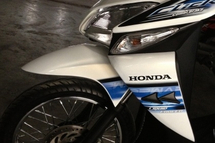 ขาย honda คลิก คอมบายเบรคแท้ ปี50 สีขาว สภาพเดิมๆ ชุดสีสวย ล้อเดิม เครืองดี ทะเบียนพร้อมโอน ราคา 11500 บาท โทร 0831799040 โส กทม