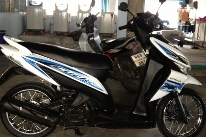 ขาย honda คลิก คอมบายเบรคแท้ ปี50 สีขาว สภาพเดิมๆ ชุดสีสวย ล้อเดิม เครืองดี ทะเบียนพร้อมโอน ราคา 11500 บาท โทร 0831799040 โส กทม