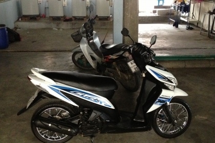 ขาย honda คลิก คอมบายเบรคแท้ ปี50 สีขาว สภาพเดิมๆ ชุดสีสวย ล้อเดิม เครืองดี ทะเบียนพร้อมโอน ราคา 11500 บาท โทร 0831799040 โส กทม