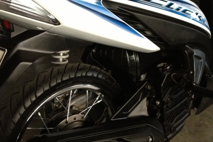 ขาย honda คลิก คอมบายเบรคแท้ ปี50 สีขาว สภาพเดิมๆ ชุดสีสวย ล้อเดิม เครืองดี ทะเบียนพร้อมโอน ราคา 11500 บาท โทร 0831799040 โส กทม