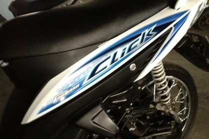 ขาย honda คลิก คอมบายเบรคแท้ ปี50 สีขาว สภาพเดิมๆ ชุดสีสวย ล้อเดิม เครืองดี ทะเบียนพร้อมโอน ราคา 11500 บาท โทร 0831799040 โส กทม