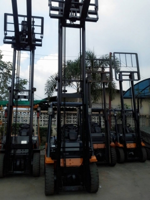 ขาย TOYOTA 7FG25 ขนาด2.5ตัน เสาสูง4เมตร เกียร์ธรรมดาเครื่องดีเซล2z งากระดกได้ ราคาต่อรองได้0816161541