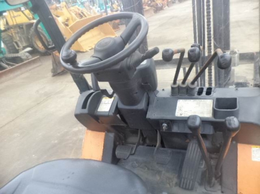 ขาย TOYOTA 7FG25 ขนาด2.5ตัน เสาสูง4เมตร เกียร์ธรรมดาเครื่องดีเซล2z งากระดกได้ ราคาต่อรองได้0816161541