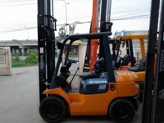 ขาย TOYOTA 7FG25 ขนาด2.5ตัน เสาสูง4เมตร เกียร์ธรรมดาเครื่องดีเซล2z งากระดกได้ ราคาต่อรองได้0816161541