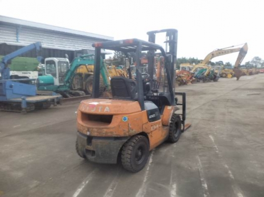 ขาย TOYOTA 7FG25 ขนาด2.5ตัน เสาสูง4เมตร เกียร์ธรรมดาเครื่องดีเซล2z งากระดกได้ ราคาต่อรองได้0816161541