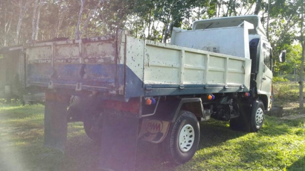 รถฮีโน่ 6 ล้อดั้ม  FC4J  170 แรงม้า ปี 49  ( รถวิ่ง 148,xxx กม. ) สนใจติดต่อ 081 - 6079515