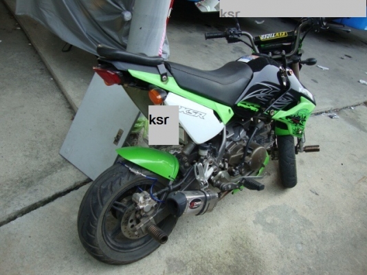 ขาย Kawasaki KSR รุ่นปี 2554 สภาพเยี่ยม ท่อสูตร สีดีมาก โช็คยกสูง เครื่องเดิม สีรถ เขียว ไมล์ 1x,xxx ระบบเกียร์ สมบูรณ์ 4 เกียร์, 110 CC. 4 จังหวะ 1 สูบ SOHC 2 วาล์ว ระบายความร้อนด้วยอากาศ  สตาร์ทเท้า เล่มทะเบียน เอกสาร ครบ พร้อมใช้งาน โอนได้ทันที ราคาพิเ