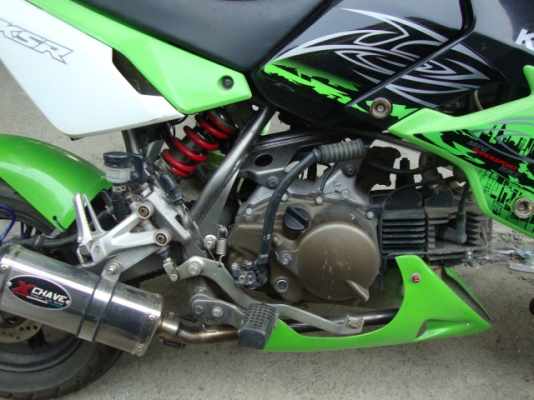 ขาย Kawasaki KSR รุ่นปี 2554 สภาพเยี่ยม ท่อสูตร สีดีมาก โช็คยกสูง เครื่องเดิม สีรถ เขียว ไมล์ 1x,xxx ระบบเกียร์ สมบูรณ์ 4 เกียร์, 110 CC. 4 จังหวะ 1 สูบ SOHC 2 วาล์ว ระบายความร้อนด้วยอากาศ  สตาร์ทเท้า เล่มทะเบียน เอกสาร ครบ พร้อมใช้งาน โอนได้ทันที ราคาพิเ