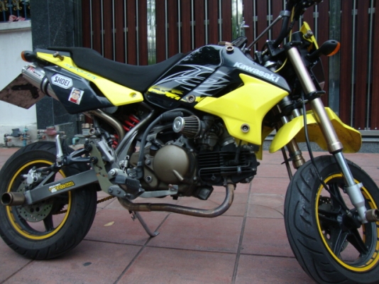 ขาย NEW Ksr ปี53 แต่งเต็ม ตัวใหม่ เครื่องดี ล้อแม๊ก เอกสาร ภาษี พ ร บ ชุดโอนครบชุด สภาพพร้อมใช้งาน ราคา 43,700.- บาท    รายการของแต่ง (ระเบิดของแต่งได้คับ) ใส่น็อก BIKERS แท้ ทั้งคันคับ วิ่งได้ 100 สบายๆๆคับ  ท่อ คู่ โยซิมูระ สีดีมาก โช็ค แก๊ส ตัวท็อป อย่