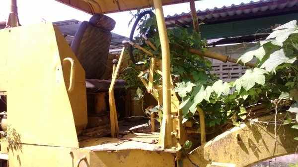 รถเกรดKOMATSU รถจอดไว้ ไม่ได้ใช้ ยังใช้งานได้...