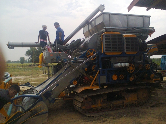 ขายรถเกี่ยวอำนวยการช่าง เลสทั้งคัน เครื่องJO8Cเทอร์โบ ปั้มเบอร์22 ตัวเดิน12HP รถเกี่ยวข้าวอยู่ทุ่งกุลาร้องไห้ได้วันละ60ไร่ มีวีดีโอตัวอย่างบางตอนให้ดู