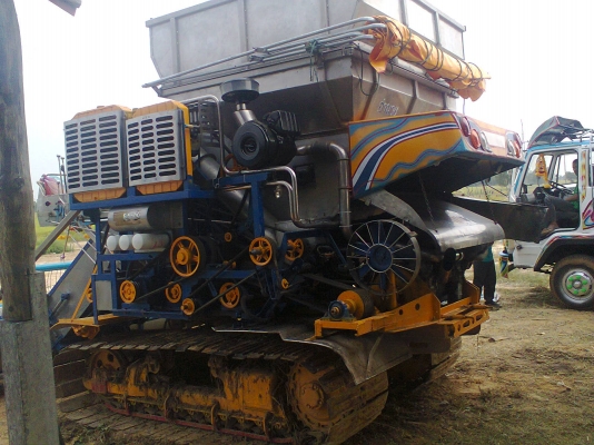 ขายรถเกี่ยวอำนวยการช่าง เลสทั้งคัน เครื่องJO8Cเทอร์โบ ปั้มเบอร์22 ตัวเดิน12HP รถเกี่ยวข้าวอยู่ทุ่งกุลาร้องไห้ได้วันละ60ไร่ มีวีดีโอตัวอย่างบางตอนให้ดู