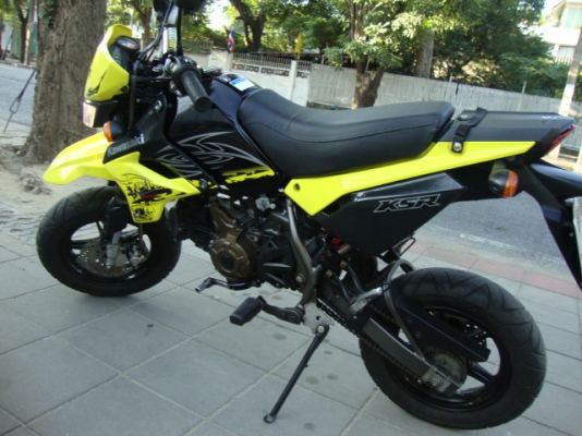 ขาย นิว ksr  สีเหลื่อง  สภาพดี  เดิมทั้งคัน  ราคาถูกคับ  37500.-   เอกสารพร้อมโอน เล่มทะเบียนพร้อมคับ ภาษี พรบ ครบ  ต่อแล้วคับ เครื่องเดิม คับ ไม่แต่ง โช็คยกสูง 1 นิว แฮน ทรง ต่ำ เลขไมล์วิ่งน้อย รถออก ปี 2554 หาอยู่ไม่ผิดหวังคับ  สะดวก ดูแถว ปิ่นเกล้า   โ