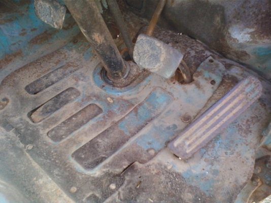 ขายรถหกล้อเล็ก หัวแคชซี เครื่องยนต์ 74 สภาพเดิมๆ แห้งๆ แซสซีสวยไม่ผุ สีไม่เคยทำ ยางสวย  เครื่องแน่นๆ  สตาร์คติดง่าย เบรคดีมาก ทะเบียนต่อ 58