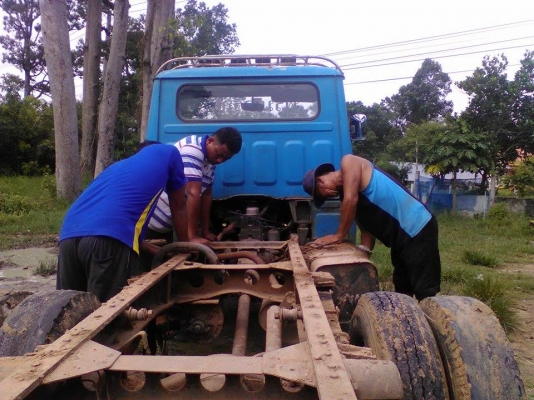 ขายรถหกล้อเล็ก หัวแคชซี เครื่องยนต์ 74 สภาพเดิมๆ แห้งๆ แซสซีสวยไม่ผุ สีไม่เคยทำ ยางสวย  เครื่องแน่นๆ  สตาร์คติดง่าย เบรคดีมาก ทะเบียนต่อ 58