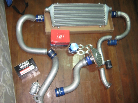 ขายชุด SET TURBO เครื่องเดิม 4A-FE,7A-FE,5A-FE ได้เลย มีทั้งหมด 2 ชุด นะครับ ชุดละ 28500 บาท พร้อมจัดหาอะไหล่ให้ได้คับ 1เขาสเต็นเหล็ดหงายขึ้นบน 2ท่อ INTER ,มีเนียม ทั้งชุด ปากเข้าลิ้นขนาด 3 " นิ้ว 3.โบอ๊อฟวาวล์ blisz ปรับแข็ง หรือ อ่อนได้ 4.Inter ของ