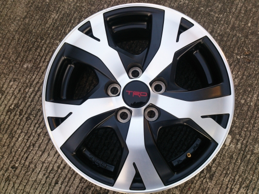 ขายแม็กถอดป้ายแดง TOYOTA VIGO TRD ขอบ16  สภาพใหม่มากไม่มีรอยจำนวน 1 ชุด พร้อมน๊อต20 ตัว