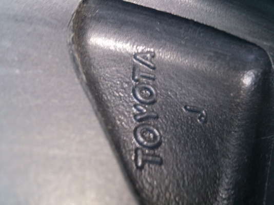 ขายแม็กถอดป้ายแดง TOYOTA VIGO TRD ขอบ16  สภาพใหม่มากไม่มีรอยจำนวน 1 ชุด พร้อมน๊อต20 ตัว