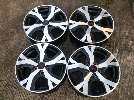 ขายแม็กถอดป้ายแดง TOYOTA VIGO TRD ขอบ16  สภาพใหม่มากไม่มีรอยจำนวน 1 ชุด พร้อมน๊อต20 ตัว