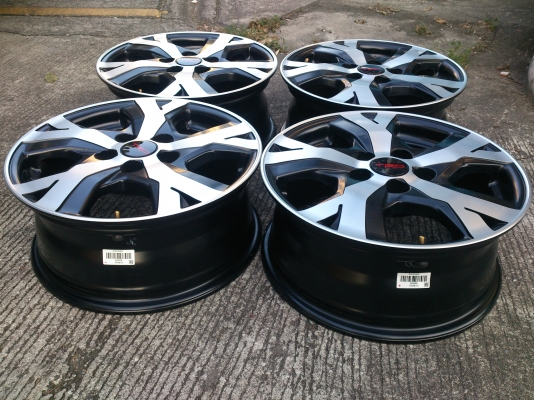 ขายแม็กถอดป้ายแดง TOYOTA VIGO TRD ขอบ16  สภาพใหม่มากไม่มีรอยจำนวน 1 ชุด พร้อมน๊อต20 ตัว