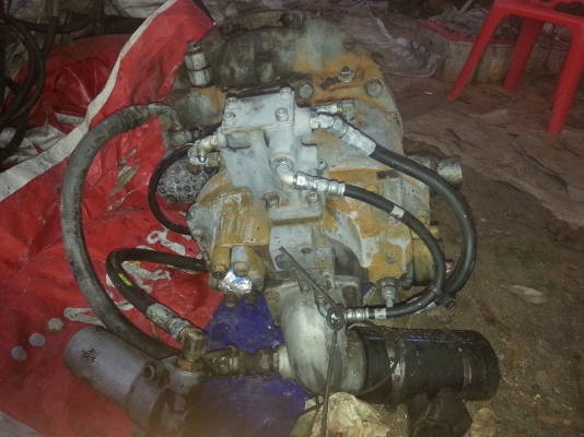 ขายด่วน ปั้มท้ายเครื่อง HITACHI EX200-3 เม็กปั้ม